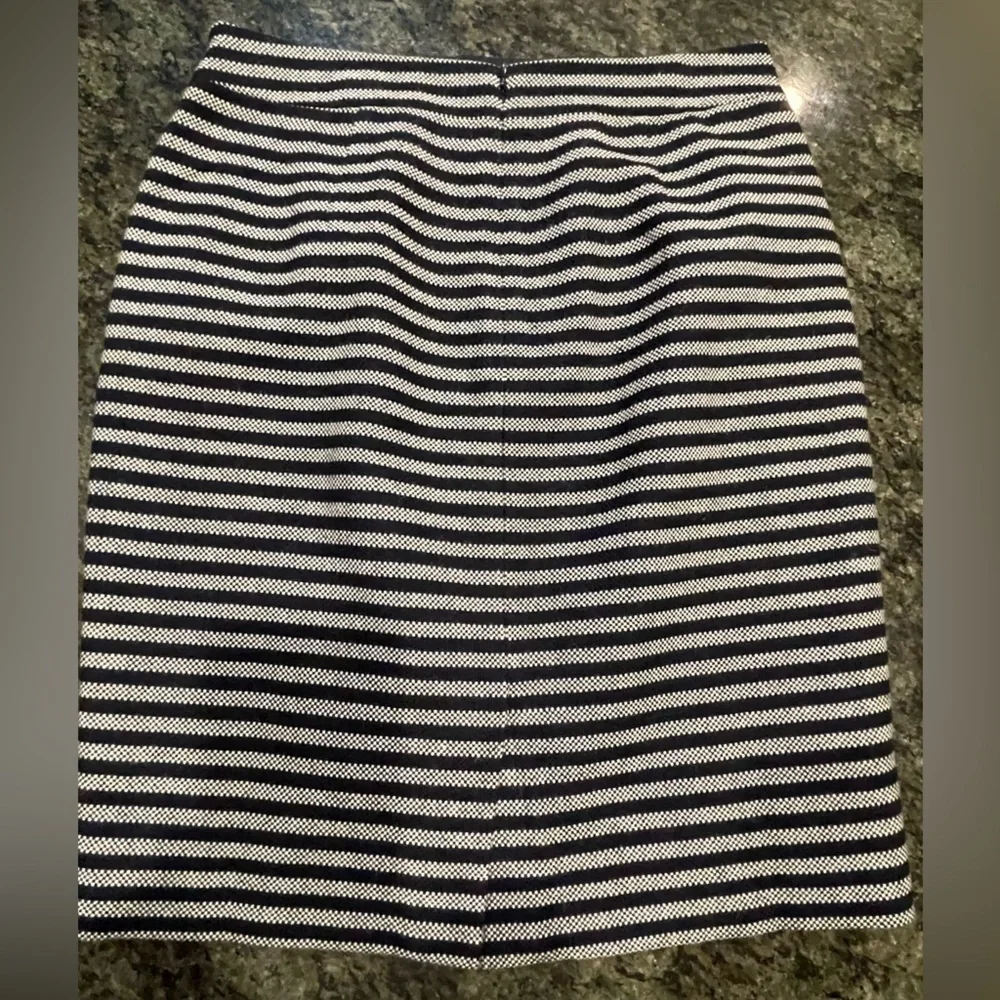 💙J Crew size 2 navy/off-white pencil skirt size 2. Flattering cut!
